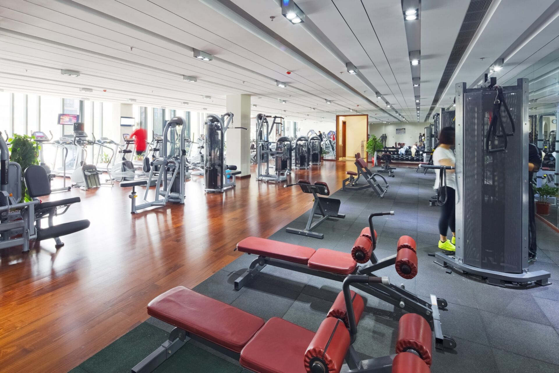 rubber gym flooring tiles vs. rolls: which option is best for your facility?